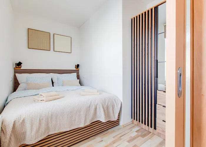 Comfy With Bedroom Nook Apartment *